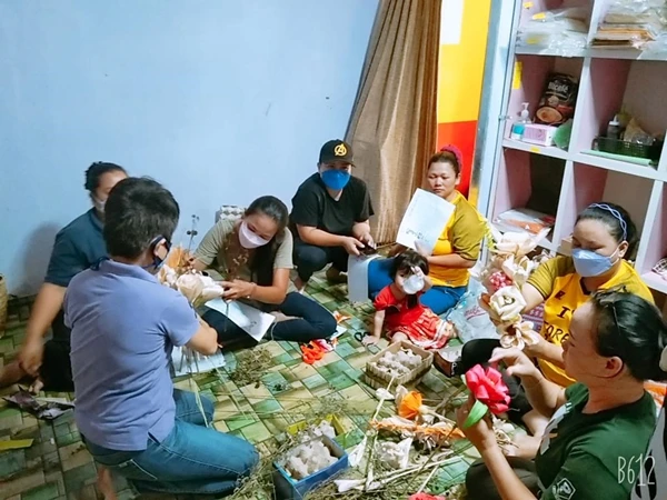 玉米苞葉變身精美花卉 創意加創新思維的結晶品