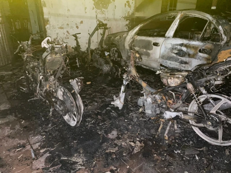 火魔凌晨造訪角頭1民宅　1車3摩哆化為廢鐵