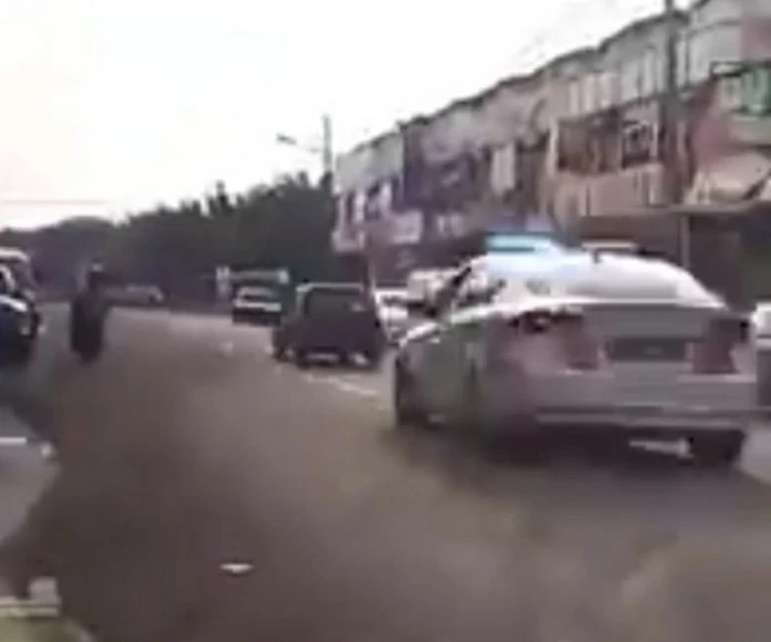 4警車窮追涉拐人妻嫌犯　網民戲稱：在拍攝典型動作片