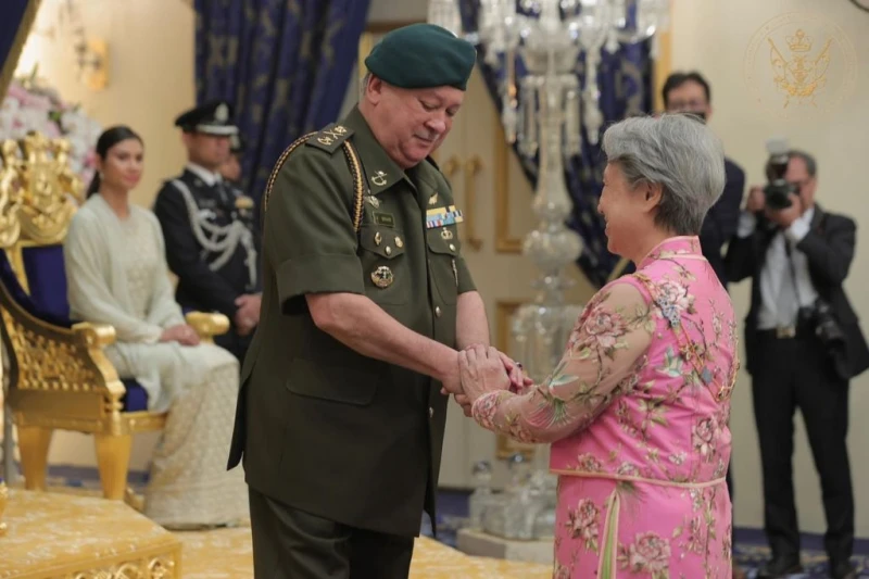 獅城總理李顯龍夫婦  獲柔佛蘇丹封賜拿督