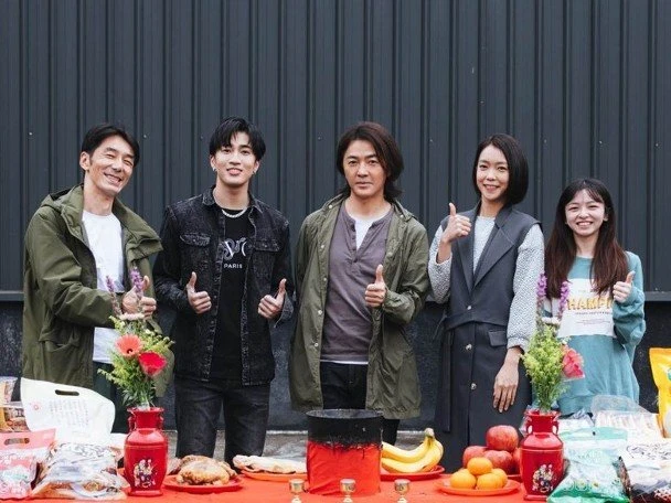 鄭伊健現蹤台灣街頭拍戲引「暴動」　連性感女星都秒變迷妹！