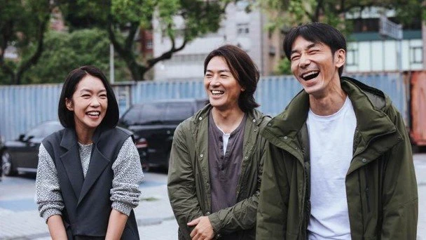 鄭伊健現蹤台灣街頭拍戲引「暴動」　連性感女星都秒變迷妹！