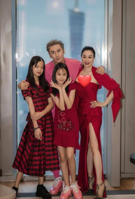 不滿被指「割雙眼皮」　鍾麗緹二女兒反擊酸民：你腦子有點問題