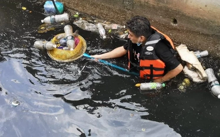 「跳河哥」謝晉文一跳成名　自創畫作為優大醫院籌獲4.5萬