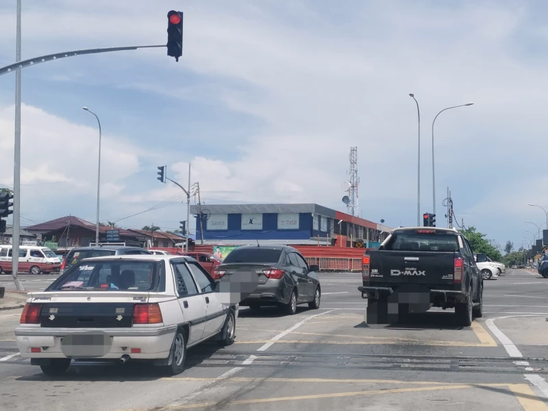 避免造成意外事故 司機勿停在火車軌上