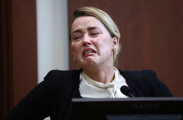 安珀赫德庭上爆哭前「先瞄鏡頭」？實況主抓包：真厲害