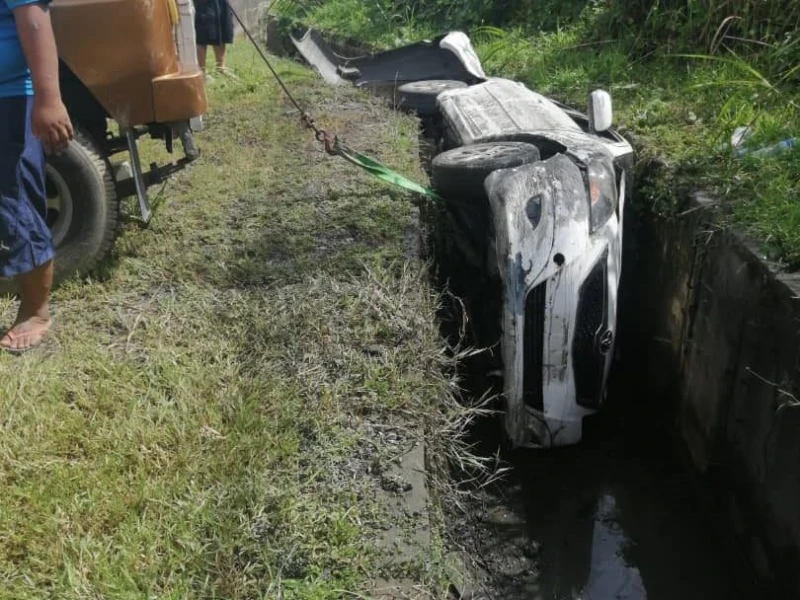豐田轎車失控墜溝渠   兩人受傷困車內