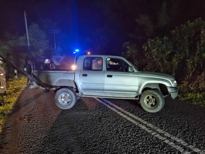 撞到墜垂的電纜   皮卡底盤卡住動彈不得