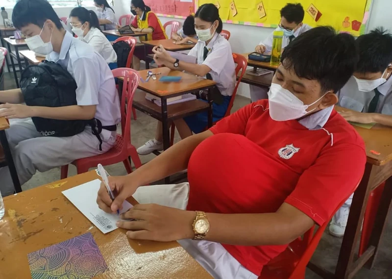 學校教誨母愛偉大 馬國學生借活動體驗懷孕艱辛