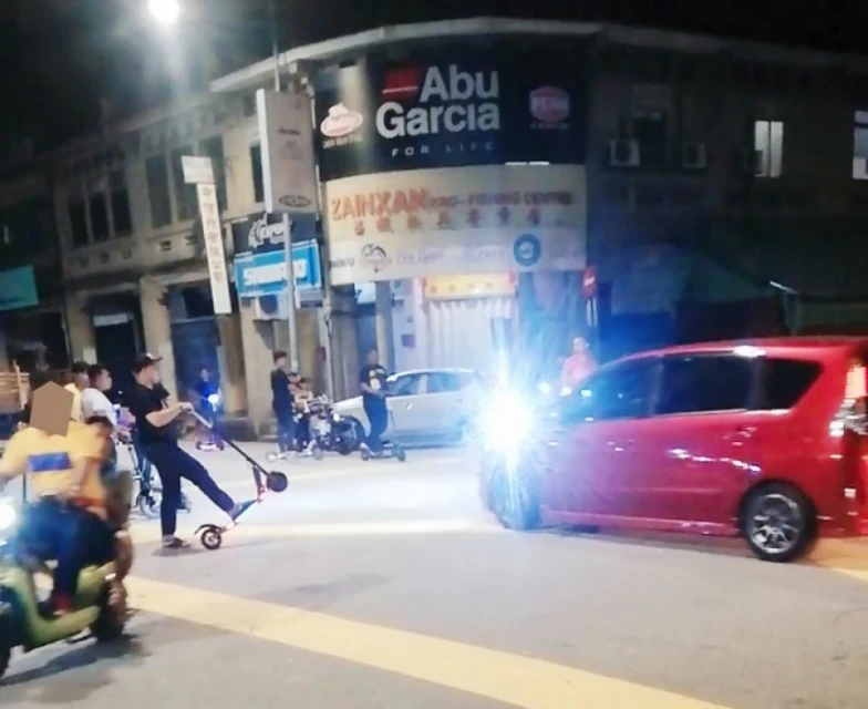 又有人危險騎滑板 商家怒轟「要沈可婷案件重演？」