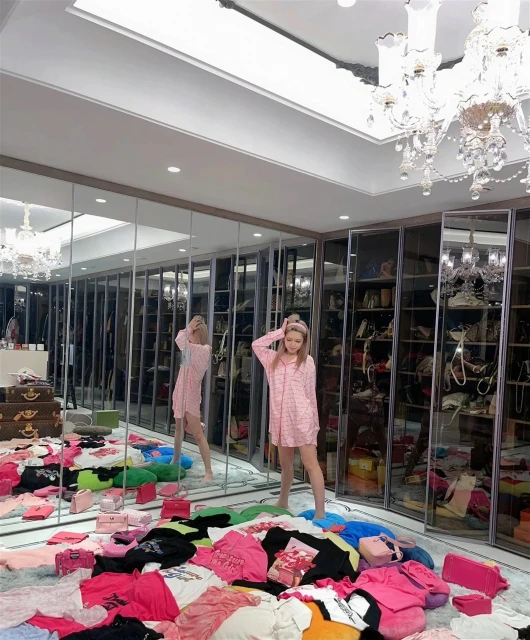 周揚青巨型衣帽間設計奢華　網民高呼：比我房子還大！