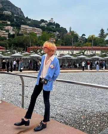 G-Dragon回歸首露面　「頰凹腿細」惹粉絲憂心：太瘦了