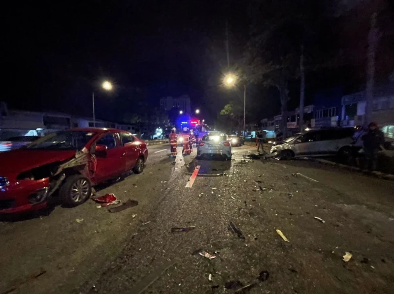 地不佬路凌晨5轎車連環撞　馬賽地轎車起火4人受傷