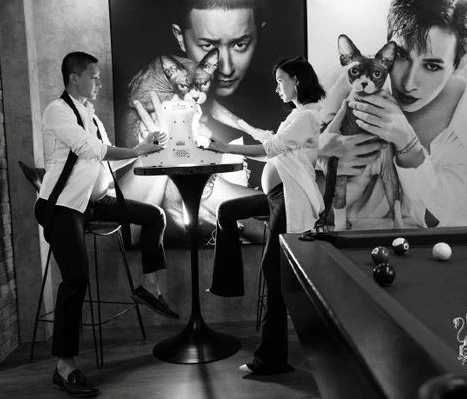 韓庚母親節「挺肚」宣布當爸　高喊：我們「懷孕」了！