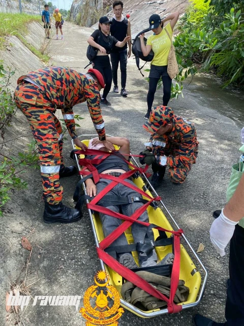 登山途中呼吸困難　華男被消拯人員用擔架抬下山