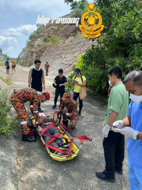 登山途中呼吸困難　華男被消拯人員用擔架抬下山