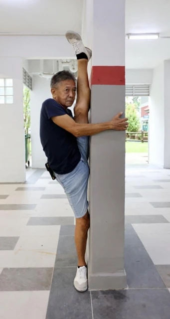 52歲起天天苦練　七旬叔「軟功」了得