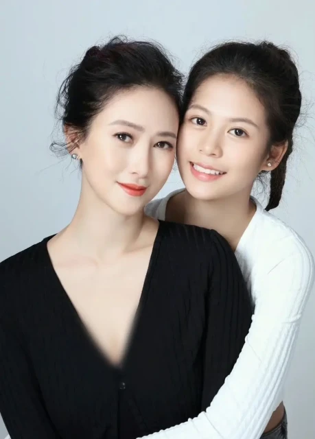 翁虹曬母女合照　12歲女兒被贊：越大越漂亮