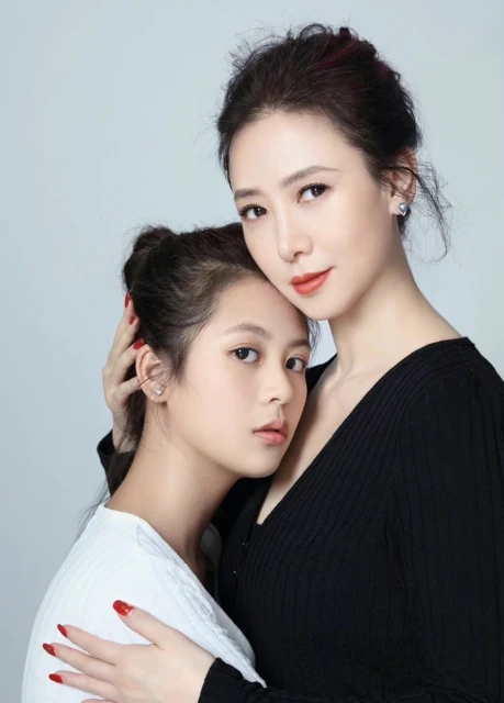翁虹曬母女合照　12歲女兒被贊：越大越漂亮