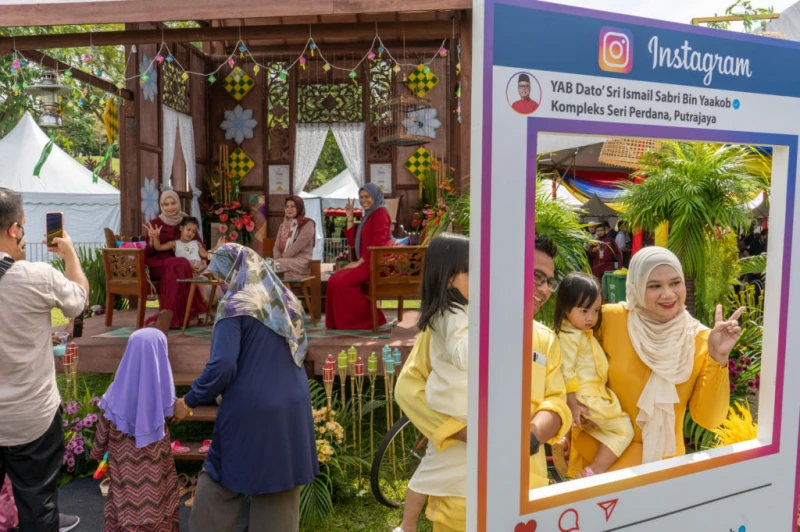 大馬首相官邸闊別兩年門戶開放  人潮洶湧延遲結束