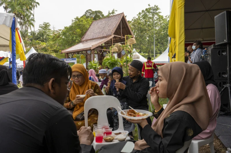 大馬首相官邸闊別兩年門戶開放  人潮洶湧延遲結束