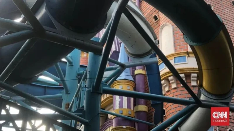 印尼十米水上樂園滑梯坍塌  16少年傷