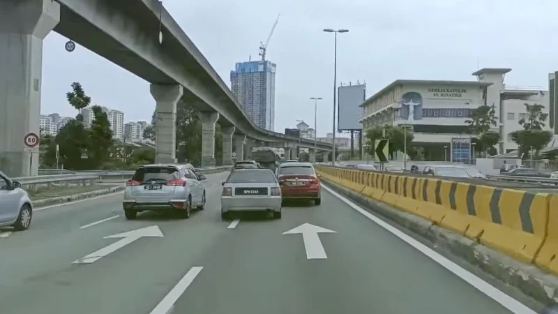 大道高速奔馳危險超車  網民嗆：你出事是自找