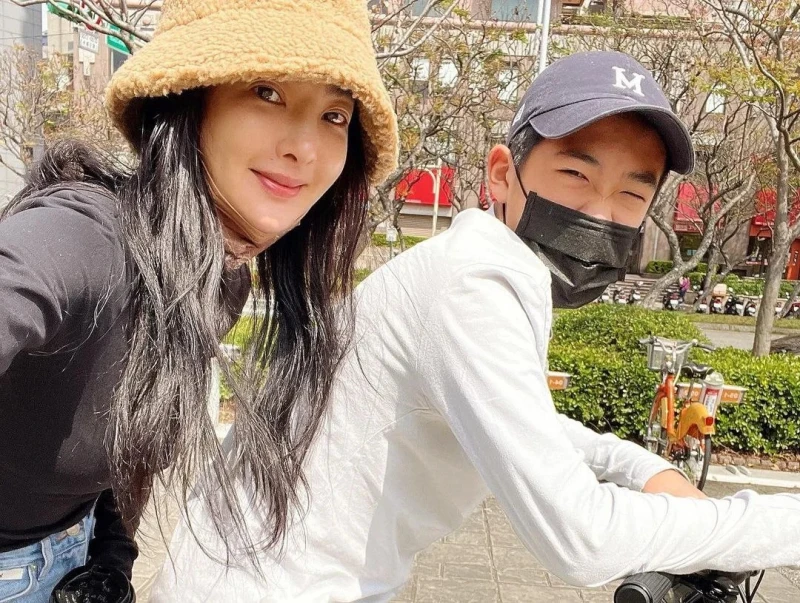 曹格兒Joe親做PPT簡報告白　吳速玲感動淚崩