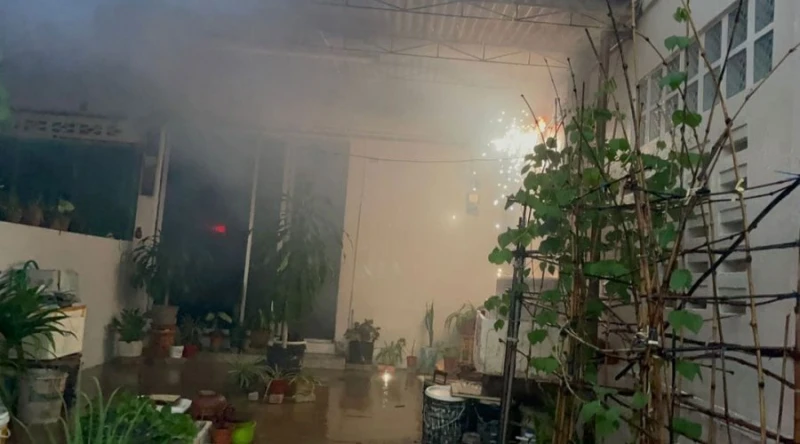 疑租屋挖虛擬貨幣引火患 1排屋逾半被燒毀波及2鄰屋