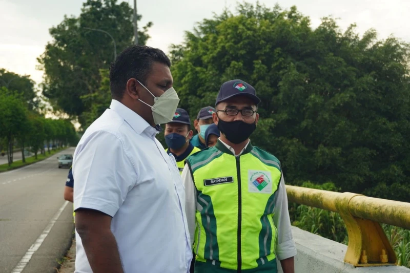 士姑來河疑水源污染  厚厚一層泡沫蓋住河面