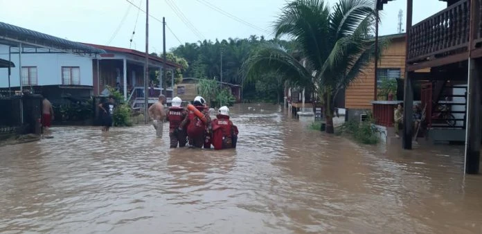 今午傾盆大雨 拿篤數個低洼地區成澤國