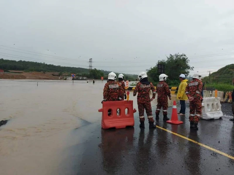 今午傾盆大雨 拿篤數個低洼地區成澤國