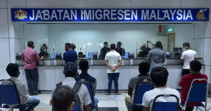 移民局延長櫃檯辦公時間 其中6州延至晚上10點