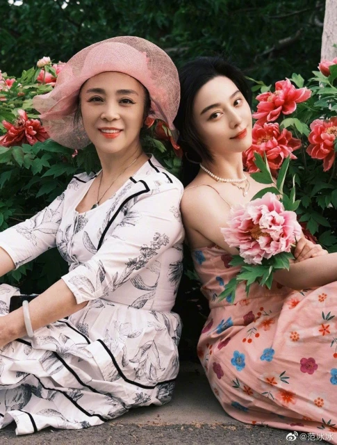 曬與媽媽溫馨合照　范冰冰甜喊：我負責賺錢養家