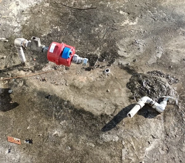 家長為等孩子停泊住宅區 撞斷水管居民怨聲載道