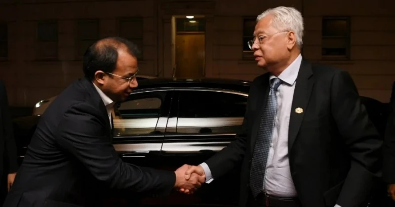 首相抵達倫敦參加彭亨紡織展