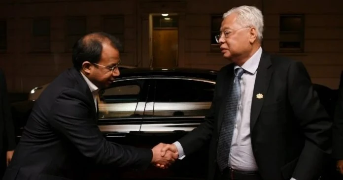 首相抵達倫敦參加彭亨紡織展