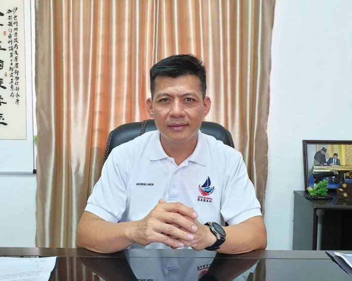 山打根JPJ辦事需太陽底下排隊 民眾大吐苦水