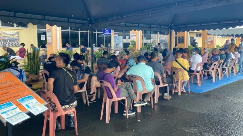 山打根JPJ辦事需太陽底下排隊    民眾大吐苦水