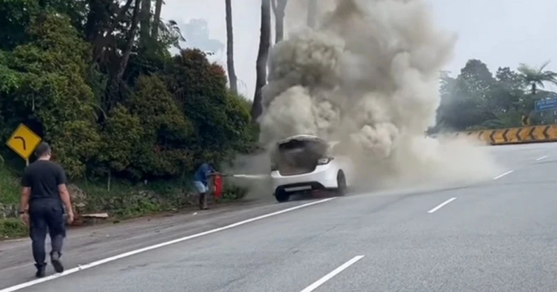 雲頂半山車禍　轎車著火失控倒退滑下路坡撞上休旅車