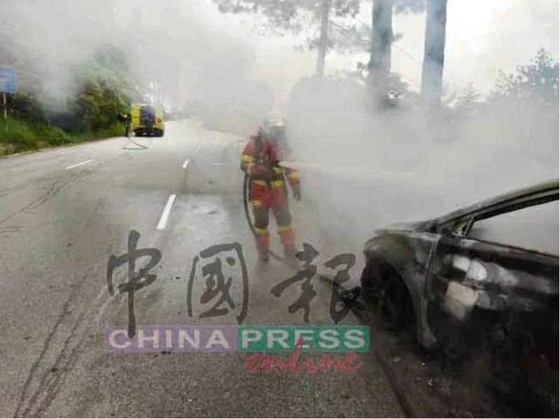 馬國雲頂汽車斜坡上起火倒退 駕車人士急忙「讓路」