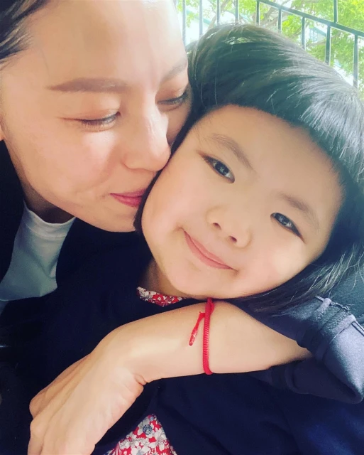 曾遭批把女兒Lucy當「搖錢樹」　李燦琛太太自嘲「吸血鬼經理人」