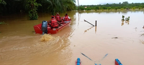洪水襲丹南甘榜 8村民被疏散