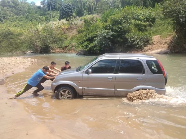 越河公路泥濘常淹水 民眾吁當局改善