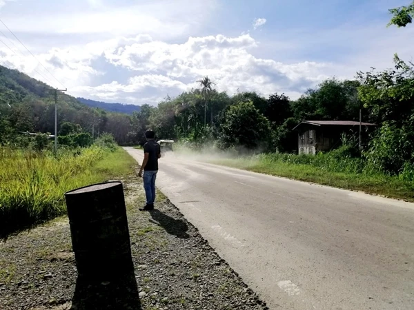 金馬旺烏魯蘇基昂村路 逢旱季塵土滿天飛