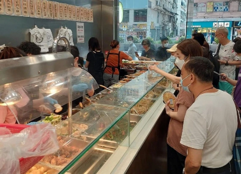 疫情中香港人的荷包救星：5.5新元的兩餸飯掀起追捧熱潮