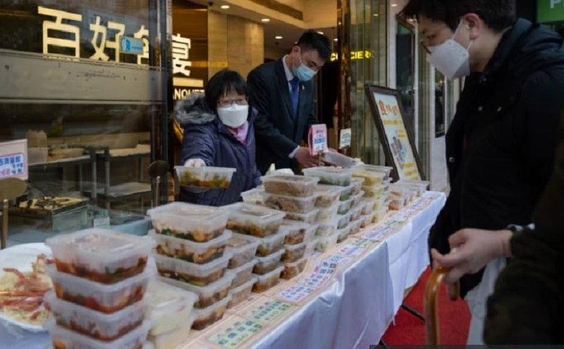 疫情中香港人的荷包救星：5.5新元的兩餸飯掀起追捧熱潮