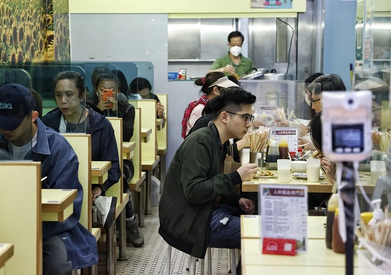 疫情中香港人的荷包救星：5.5新元的兩餸飯掀起追捧熱潮