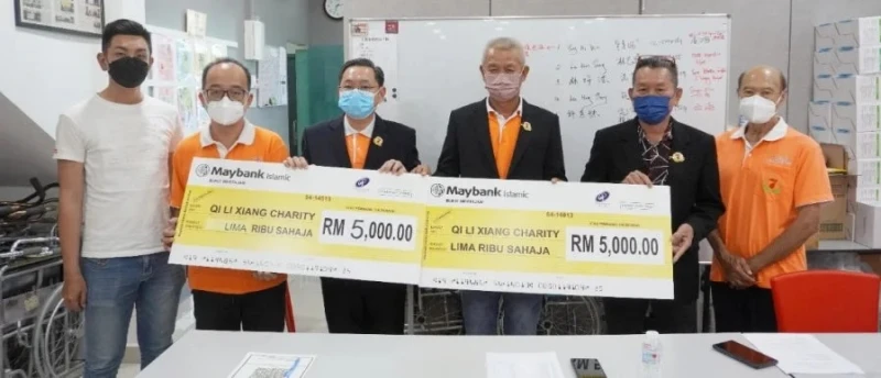 七里香2會務顧問共捐1萬令吉　作免費補習班及熟食派送經費