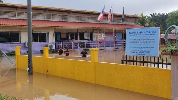 閃電水災淹沒校園 沙邦國小與巴達小學停課